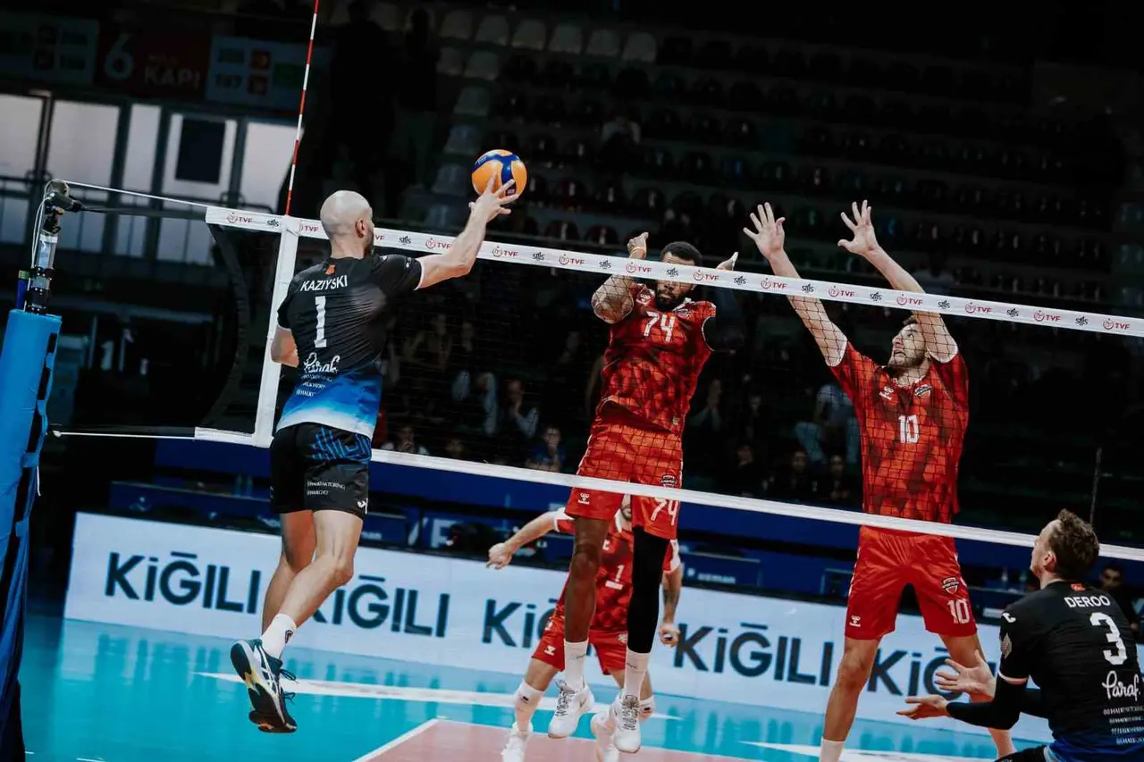 Efeler Ligi: Spor Toto: 2 - Halkbank: 3