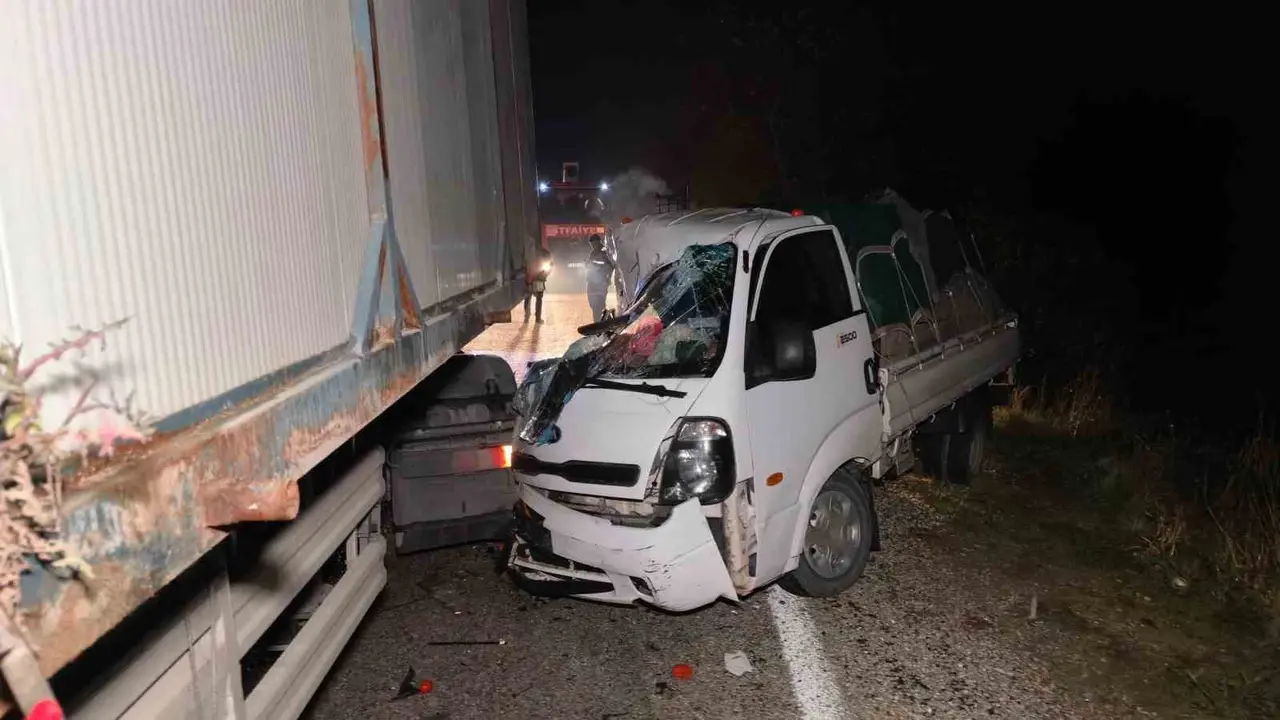 Tır ile kamyonet kafa kafaya çarpıştı: 2 ağır yaralı