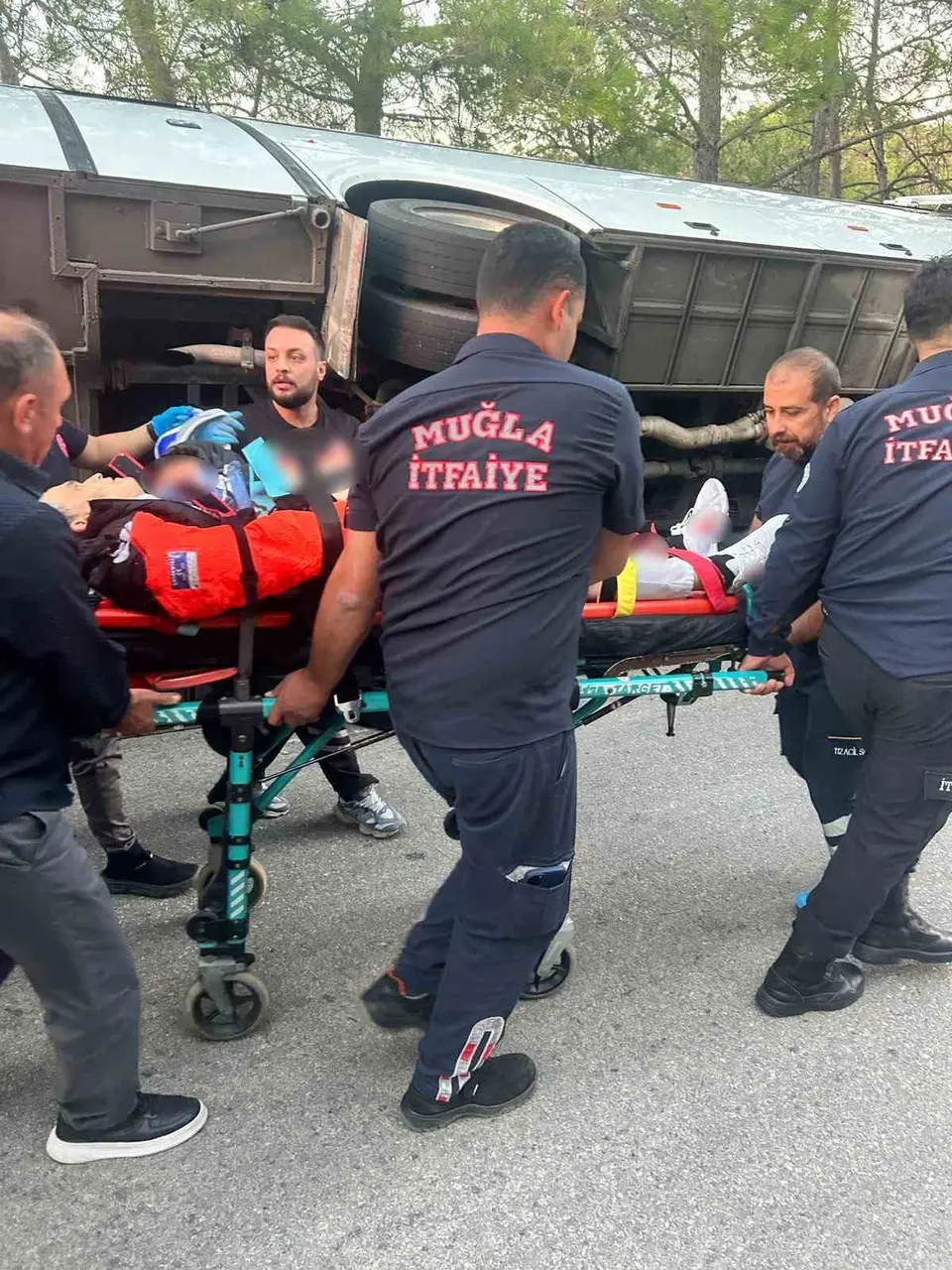 Muğla’da servis minibüsü devrildi: 2’si ağır 3 yaralı