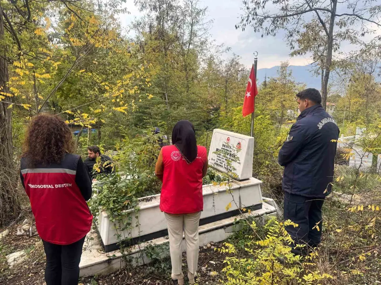 Kahramanmaraş’ta şehitler kabirleri başında dualarla anıldı