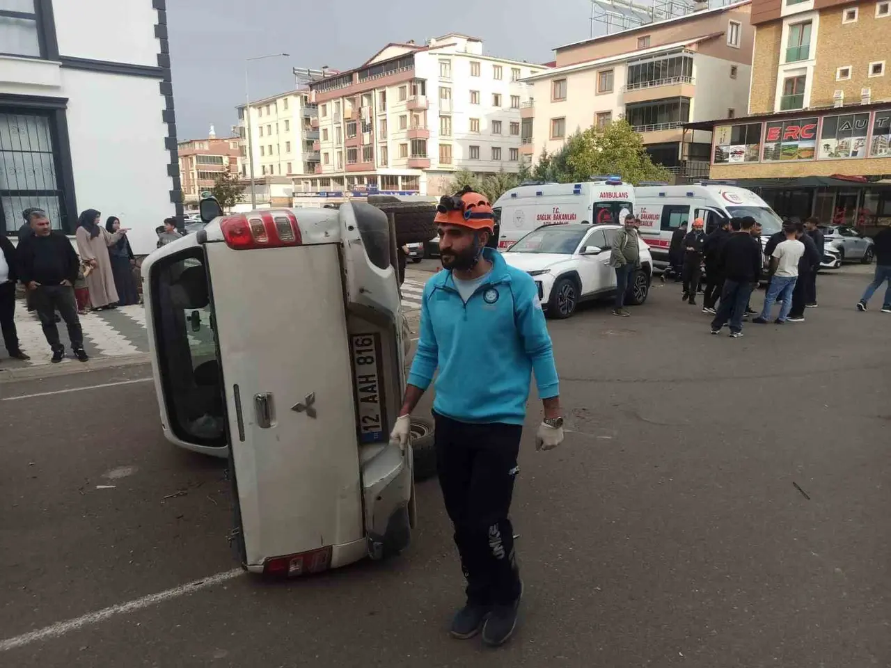 Bingöl’de otomobil ile pikap çarpıştı: 2 yaralı