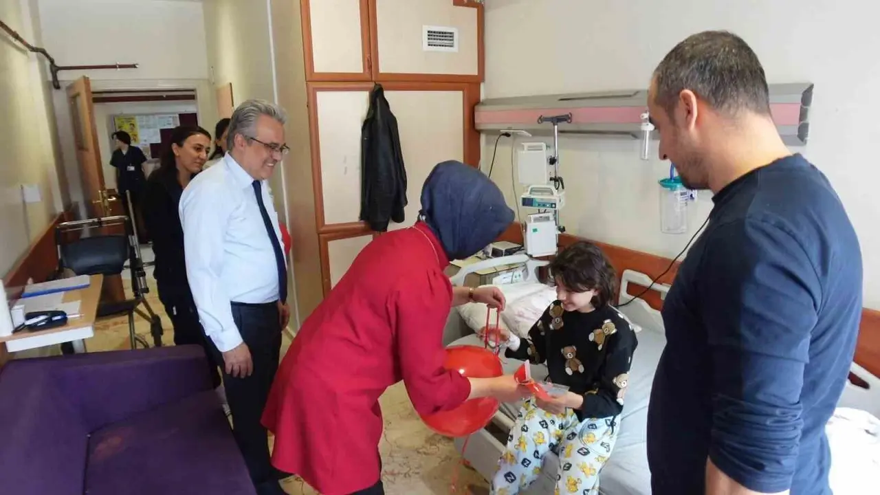 Fırat Üniversitesi Hastanesi’nde minik hastalara 29 Ekim sürprizi
