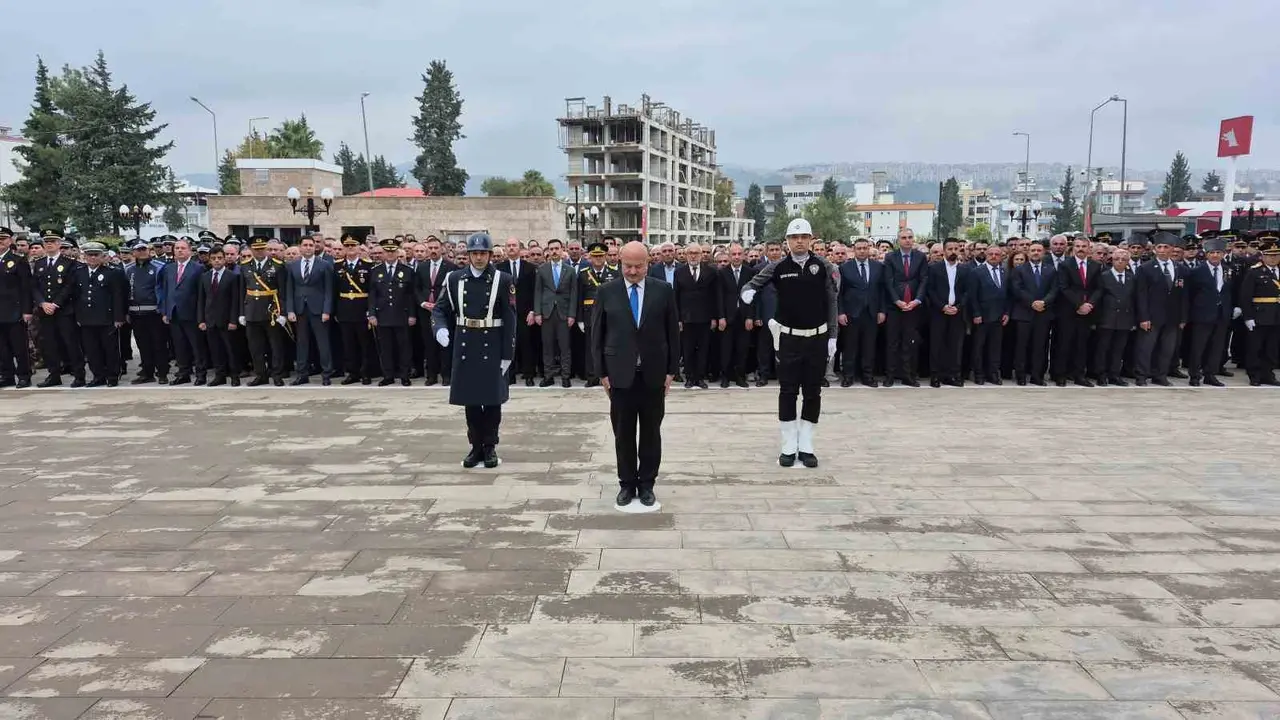 Adıyaman’da Atatürk Anıtı’na çelenk sunuldu