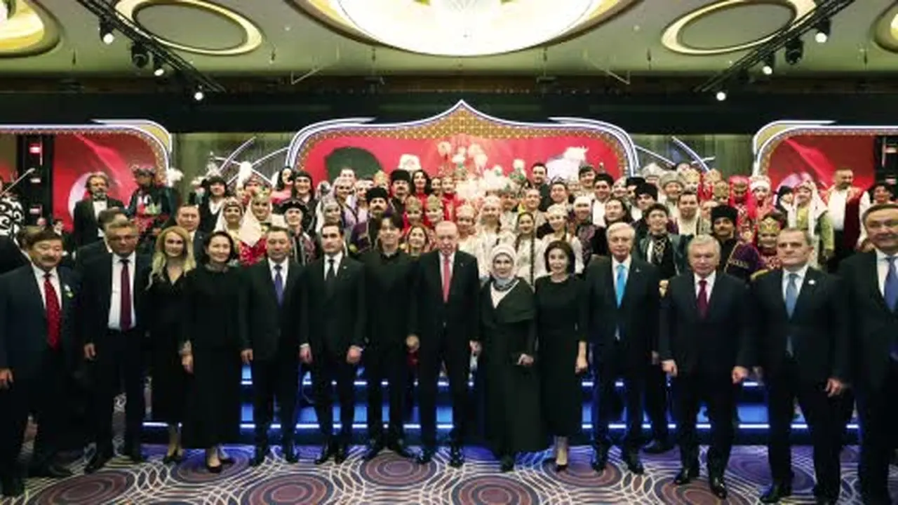 Cumhurbaşkanı Erdoğan, 29 Ekim Cumhuriyet Bayramı ve Türk Devletleri Teşkilatı (TDT) Zirvesinde konuk devlet başkanlarıyla bir araya geldi