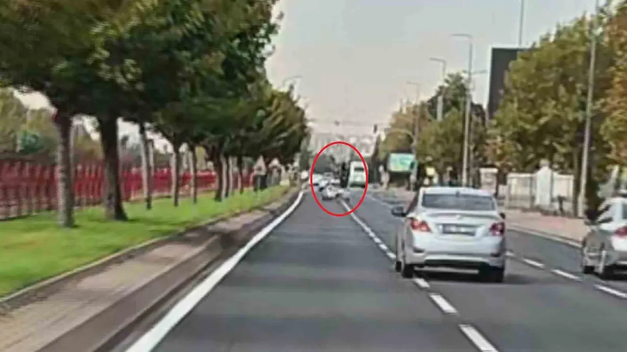 Otomobille çarpışan motosiklet sürücüsü havaya savruldu: 1 yaralı