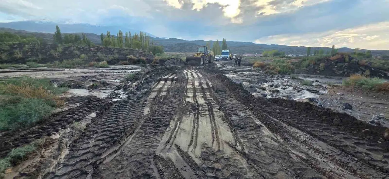 Iğdır’da şiddetli yağışın zarar verdiği köy yollarında çalışma başlatıldı