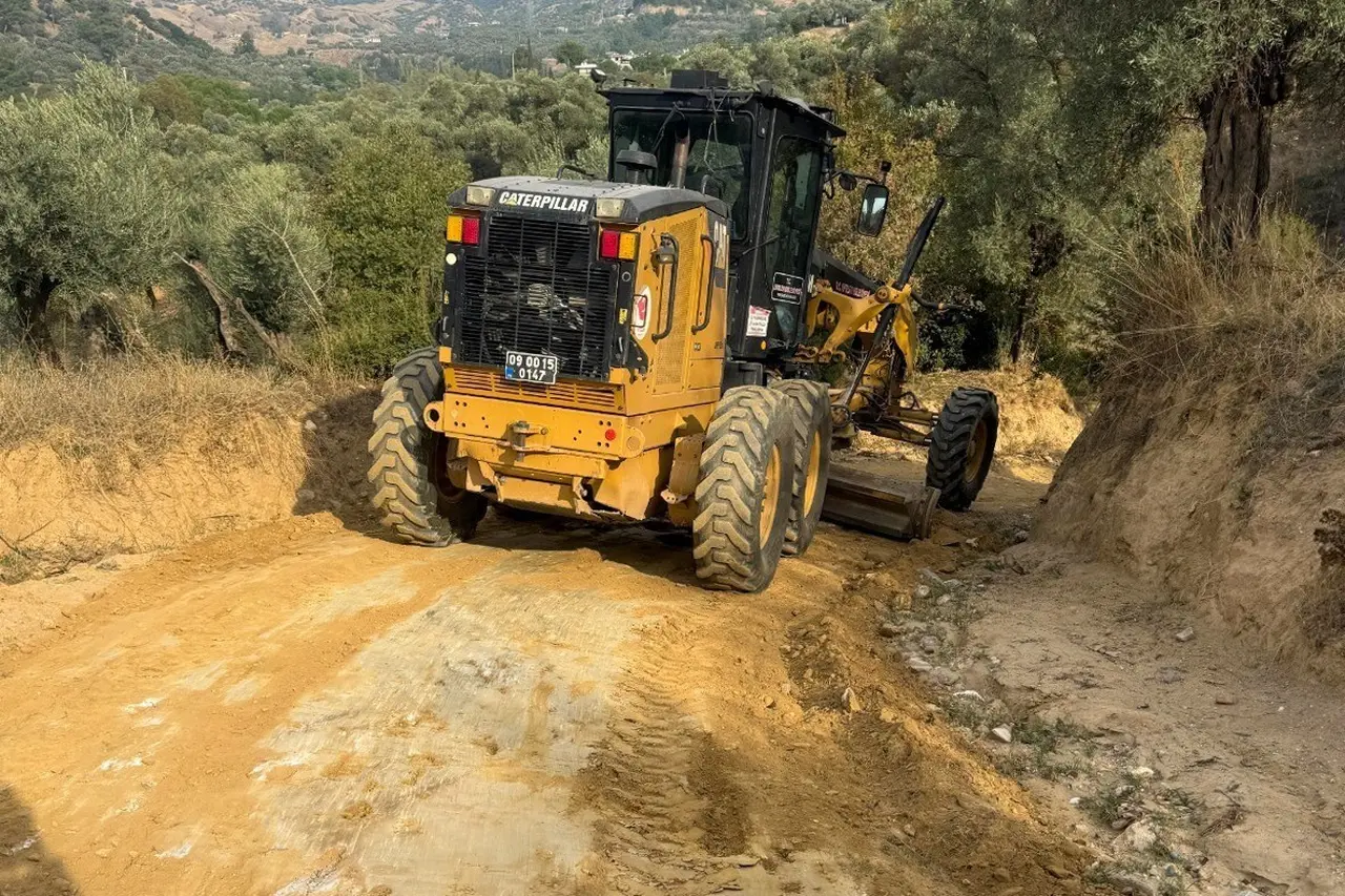 Efeler’de hasar gören tarım arazi yolları açılıyor
