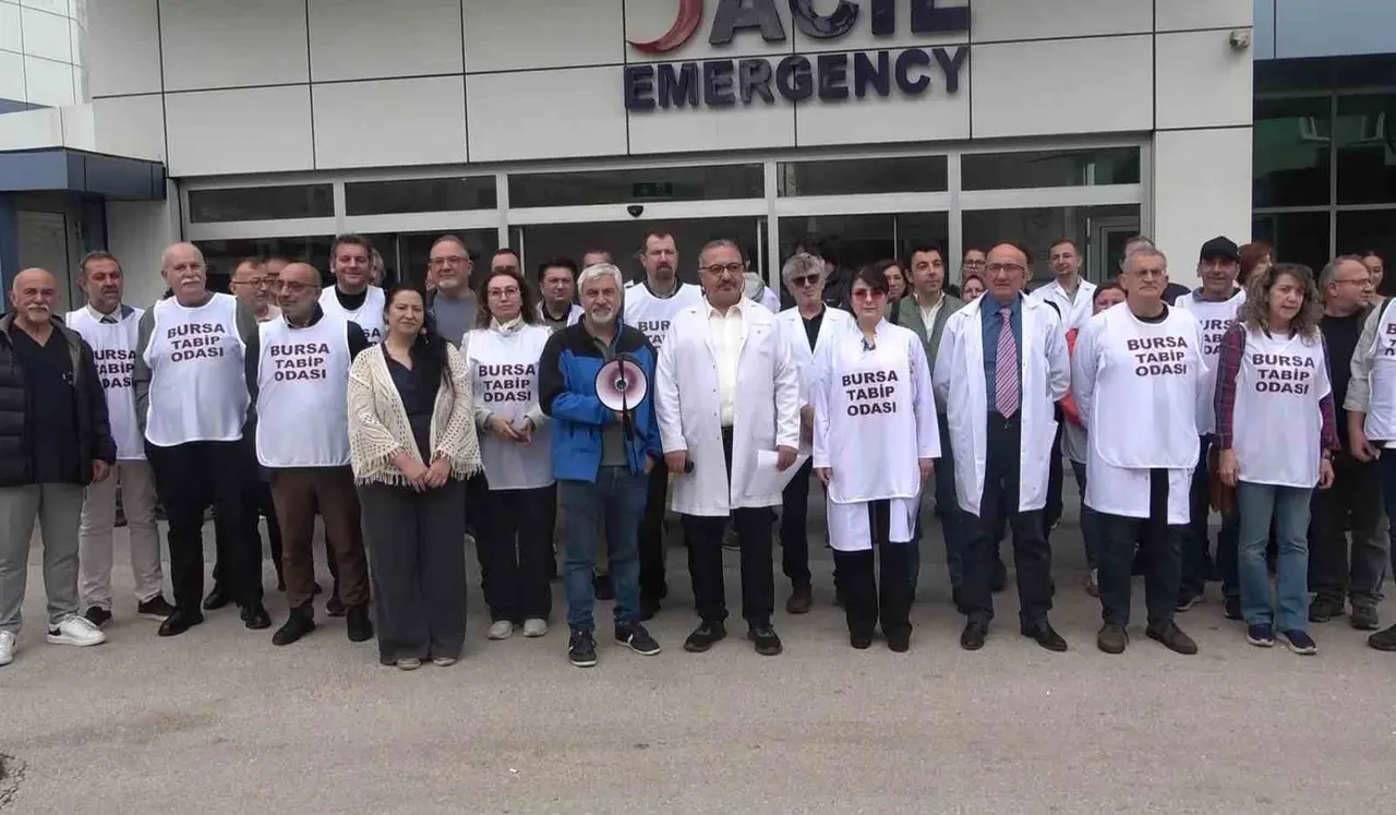 Bursa’da NEV Hastanesi önünde 6 aydır maaşlarını alamayan hekimlerden eylem