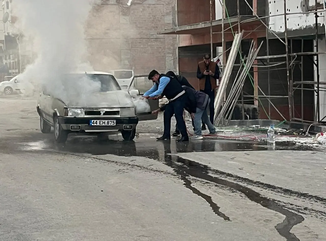 Battalgazi’de yangın çıkan araca zabıta ekipleri müdahale etti