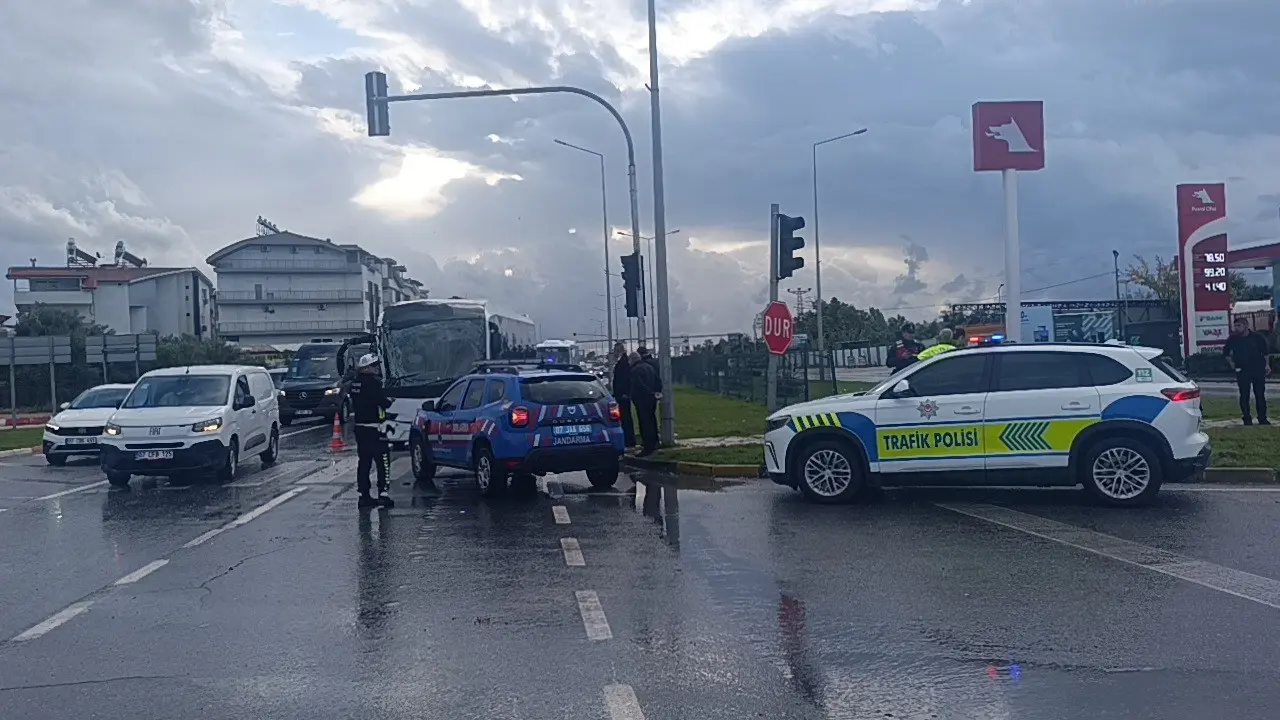Antalya’da otel servisinin karıştığı zincirleme kazada 4 personel yaralandı
