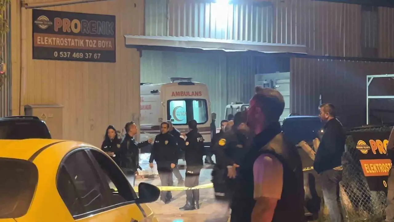 Demir bloğun altında kalan 24 yaşındaki genç hayatını kaybetti