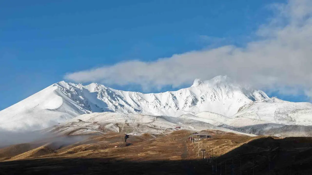 Erciyes’e kar yağdı, güzel görüntüler ortaya çıktı