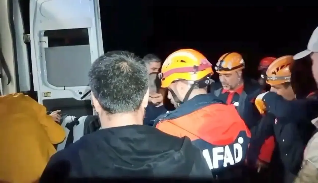 Elazığ’da tır şarampole uçtu: 2 yaralı