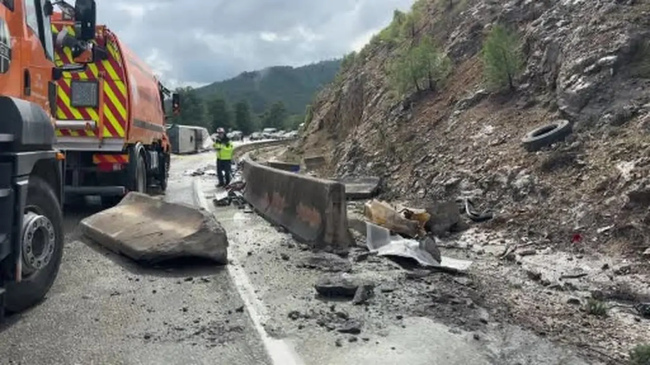 Isparta-Antalya karayolunda yolcu otobüsü devrildi: 1 ölü, 7 yaralı
