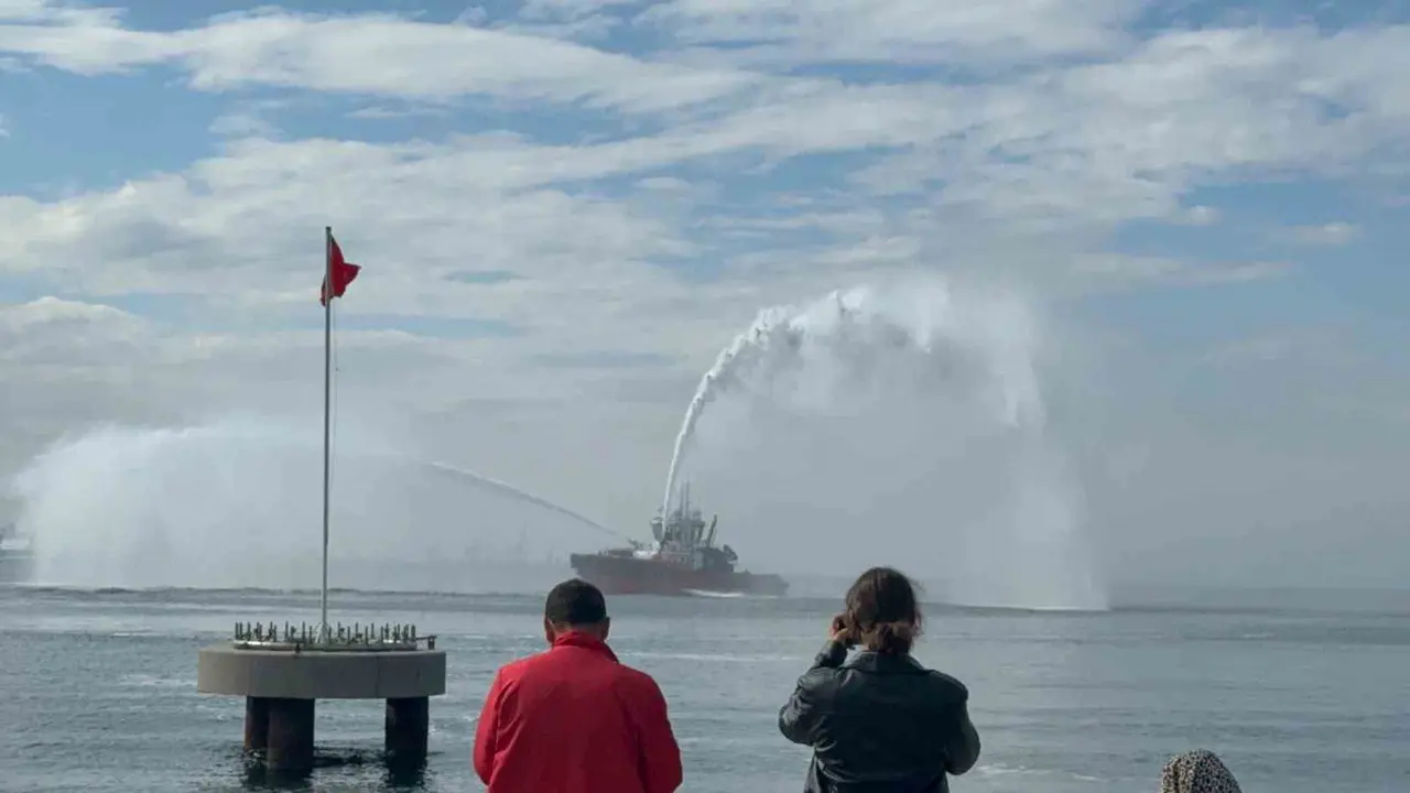 Gemlik’te Cumhuriyet Bayramı coşkusu denize taştı