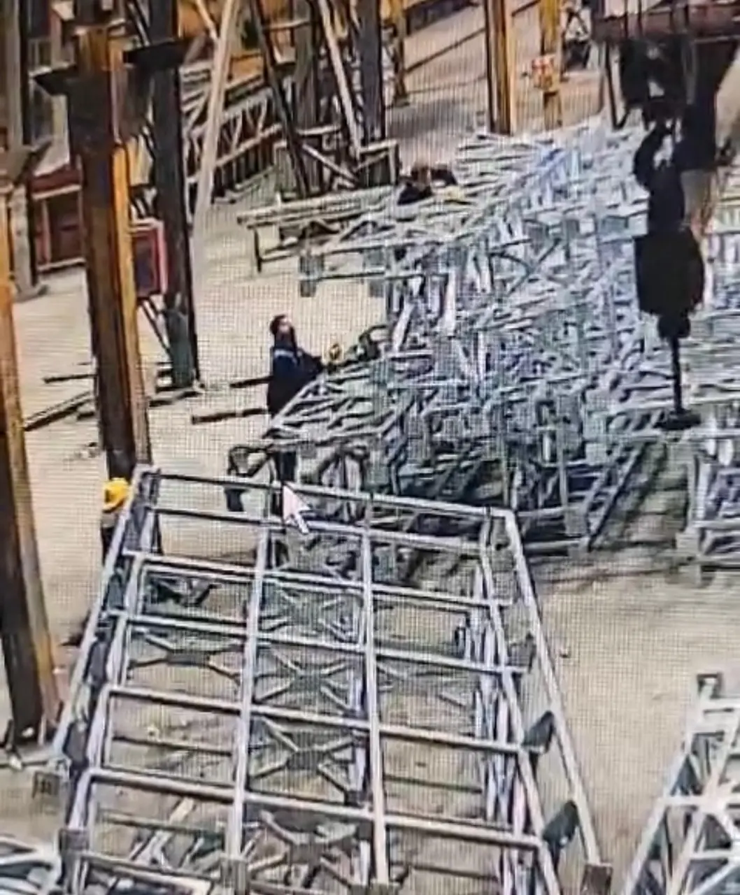 Ankara’da çelik platformun altında kalan genç işçi hayatını kaybetti
