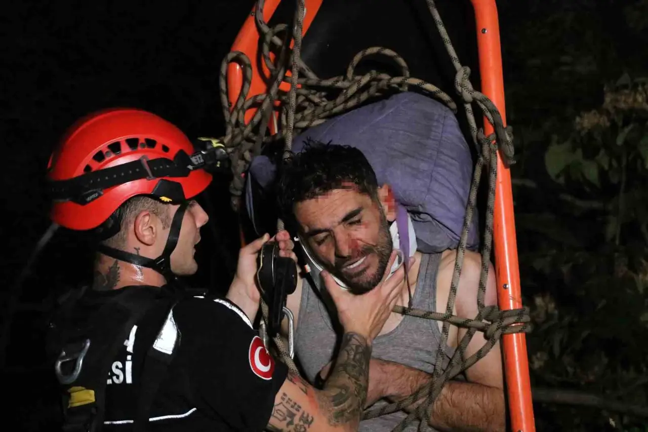25 metreden kayalık alana düştü, 2 saatlik operasyonla kurtarıldı
