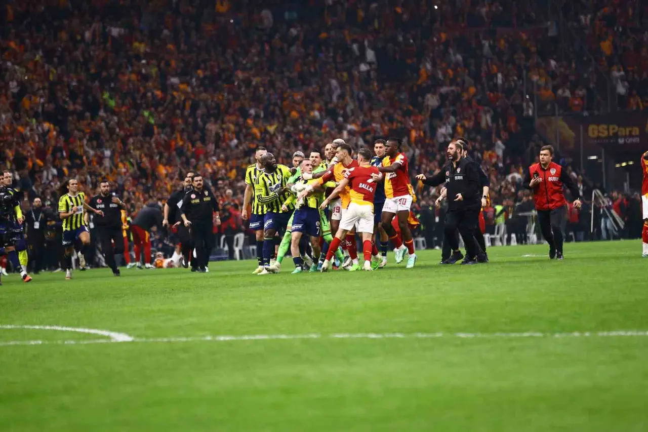 Derbi sonrası saha karıştı