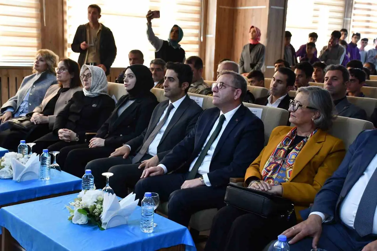 Sarıkamış’ta Fen Lisesi’ne "Yaşayan Kütüphane" kazandırıldı