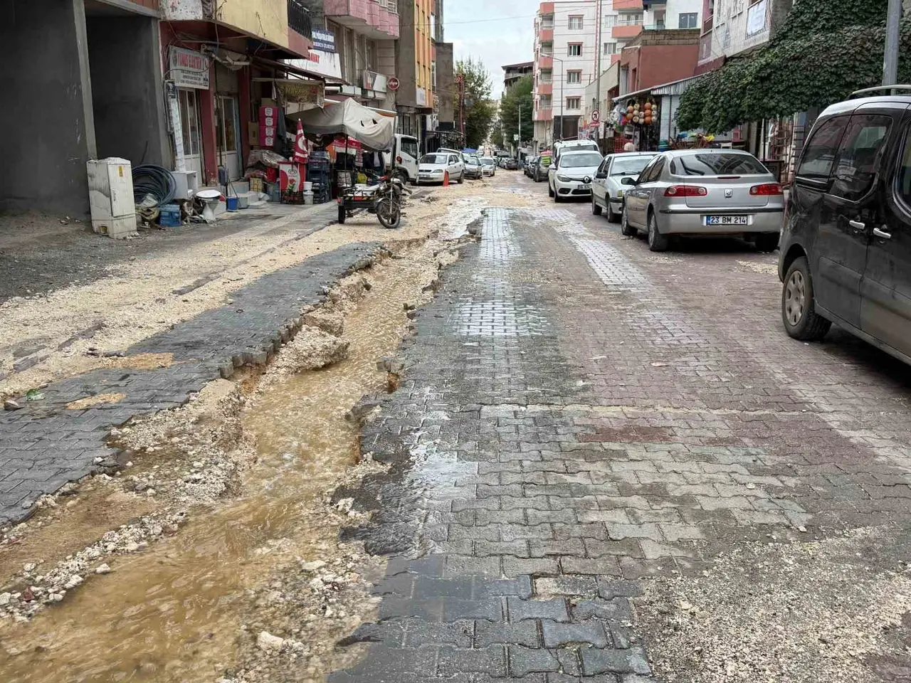 Mazıdağı’nda şiddetli yağışın ardından yollar çöktü