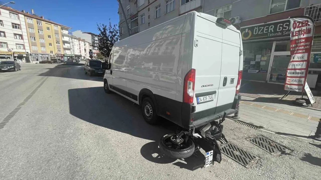 Motosikletin minibüsün altına girdiği kaza kameraya yansıdı