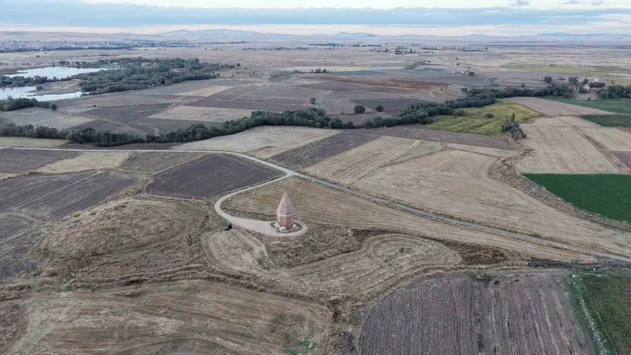 Anadolu Selçuklu Devletinin Turhasan Bey’e yaptırdığı 8 asırlık türbe