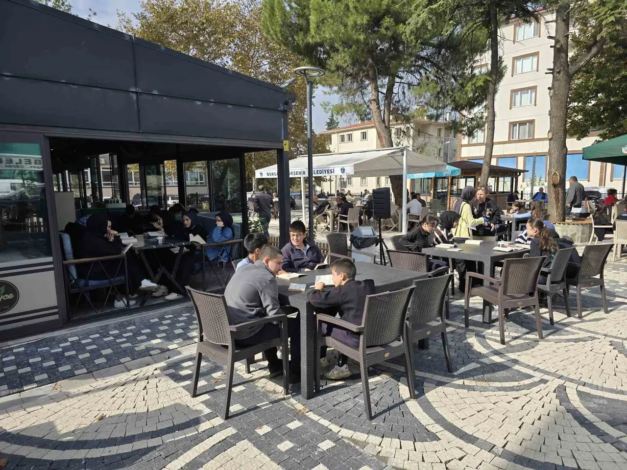 Başkan ve öğrencilerden kitap okuma seferberliği