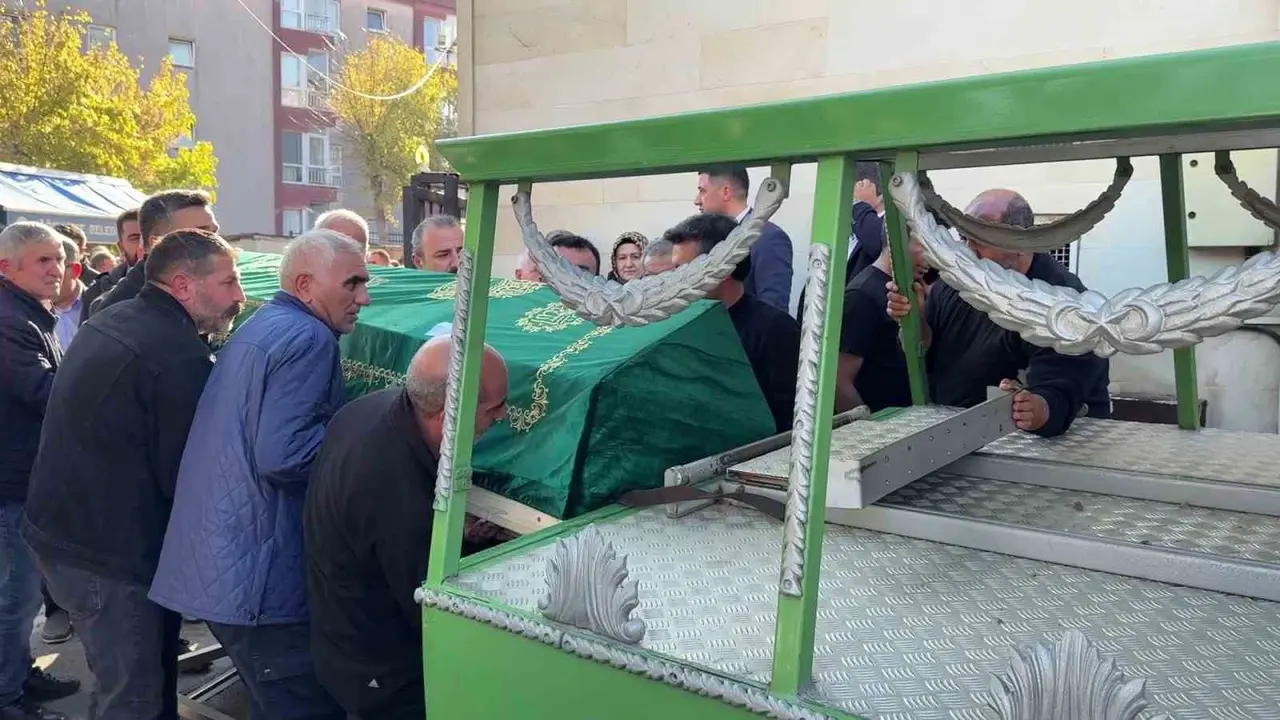 Ayazağa’daki sel felaketinde hayatını kaybeden Ahmet Derin son yolculuğuna uğurlandı