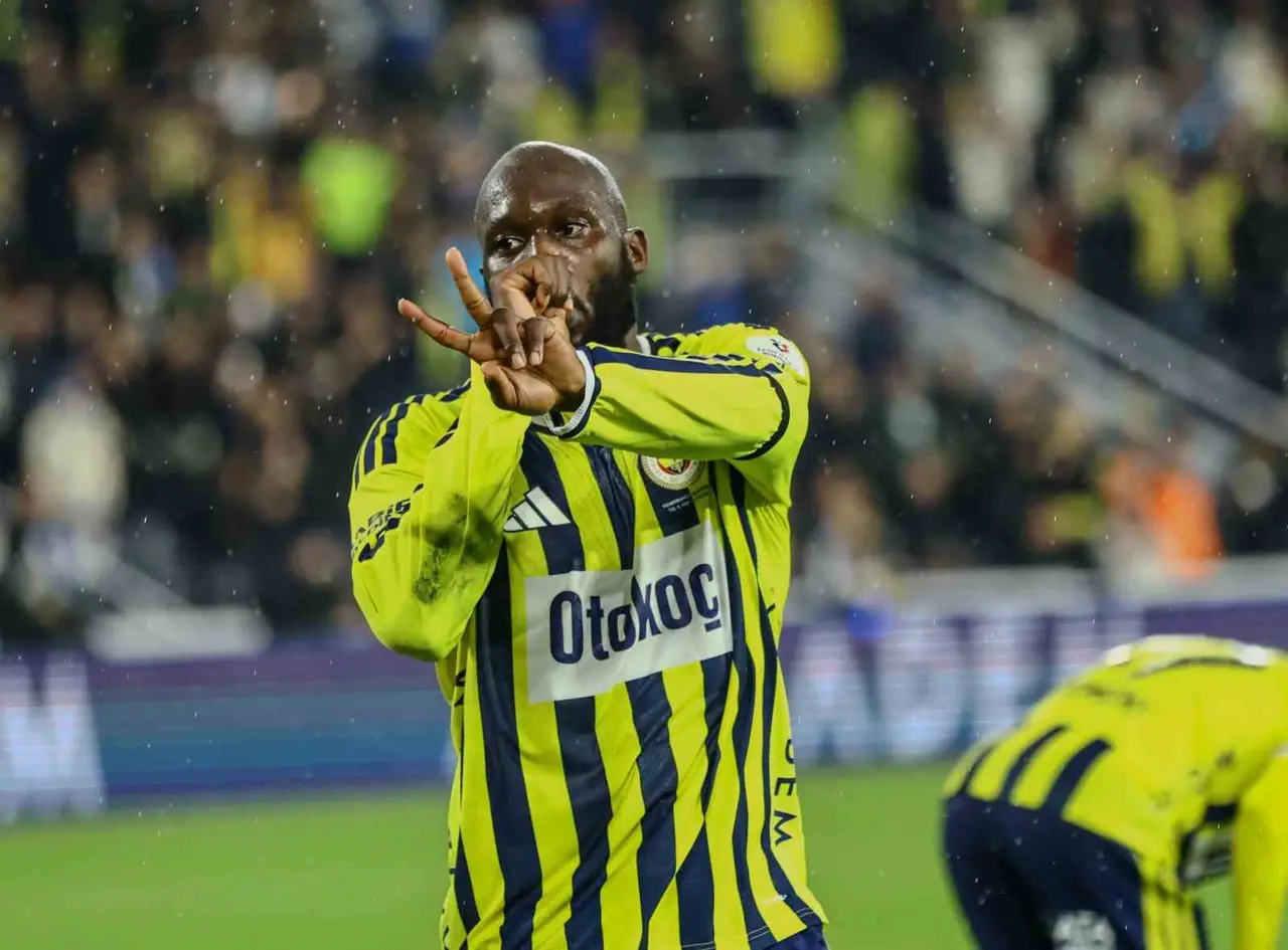 Galatasaray’da Osimhen, Fenerbahçe’de Vedat takımını sırtlıyor