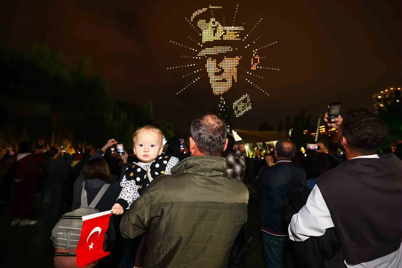 Atatürk’ün portresi 1000 drone ile gökyüzüne işlendi