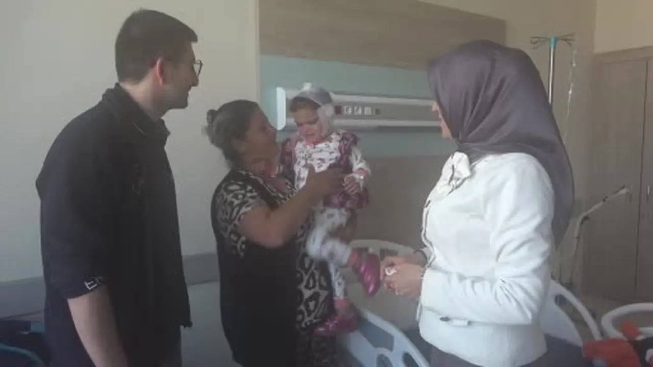 Kütahya’da ilk kez 2 buçuk yaşındaki bir çocuğa biyonik kulak ameliyatı yapıldı