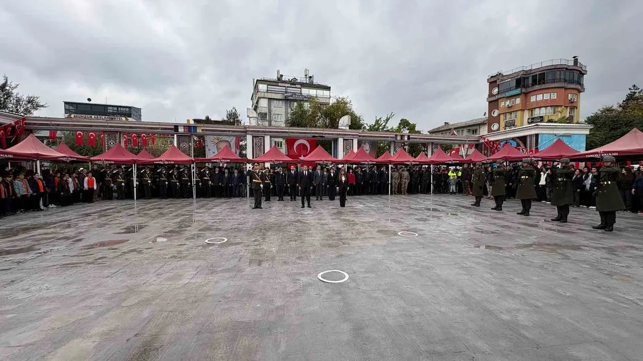 Tunceli’de 29 Ekim Cumhuriyet Bayramı kutlamaları çelenk sunumuyla başladı