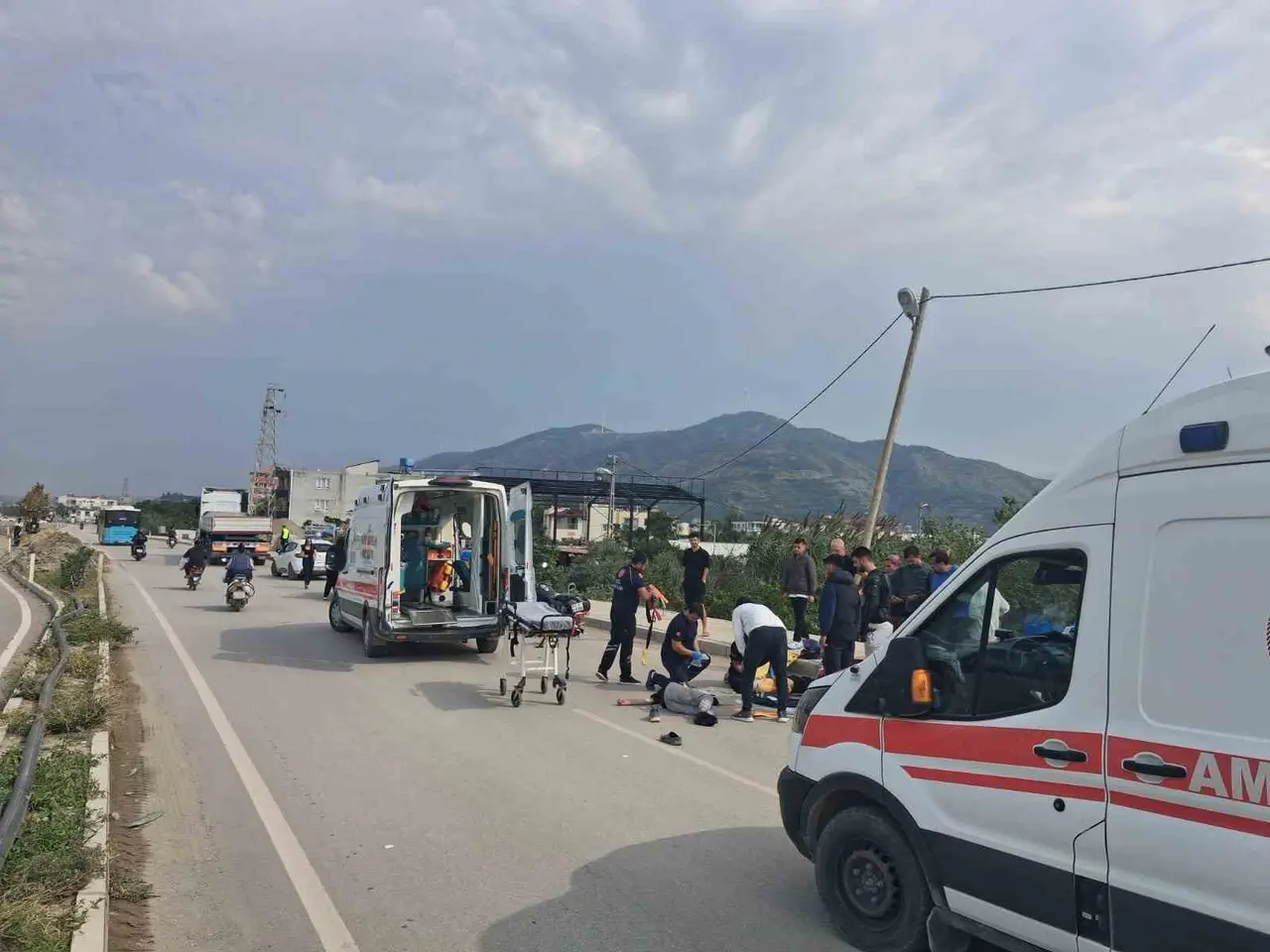 16 yaşındaki sürücünün kullandığı motosiklet tıra çarptı: 1 ölü, 2 yaralı