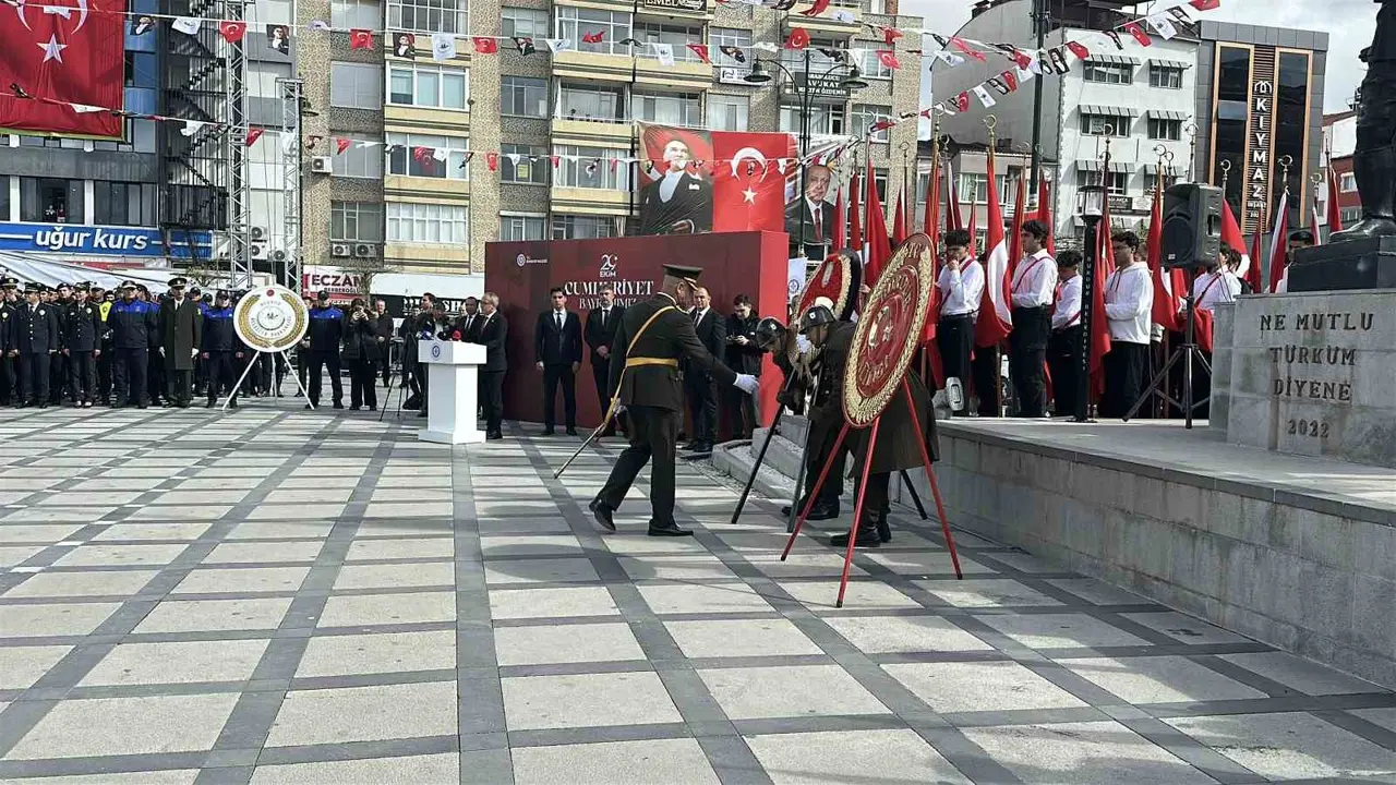 Burdur’da Cumhuriyet’in kuruluşunun 103. yılı çelenk sunma töreni ile başladı