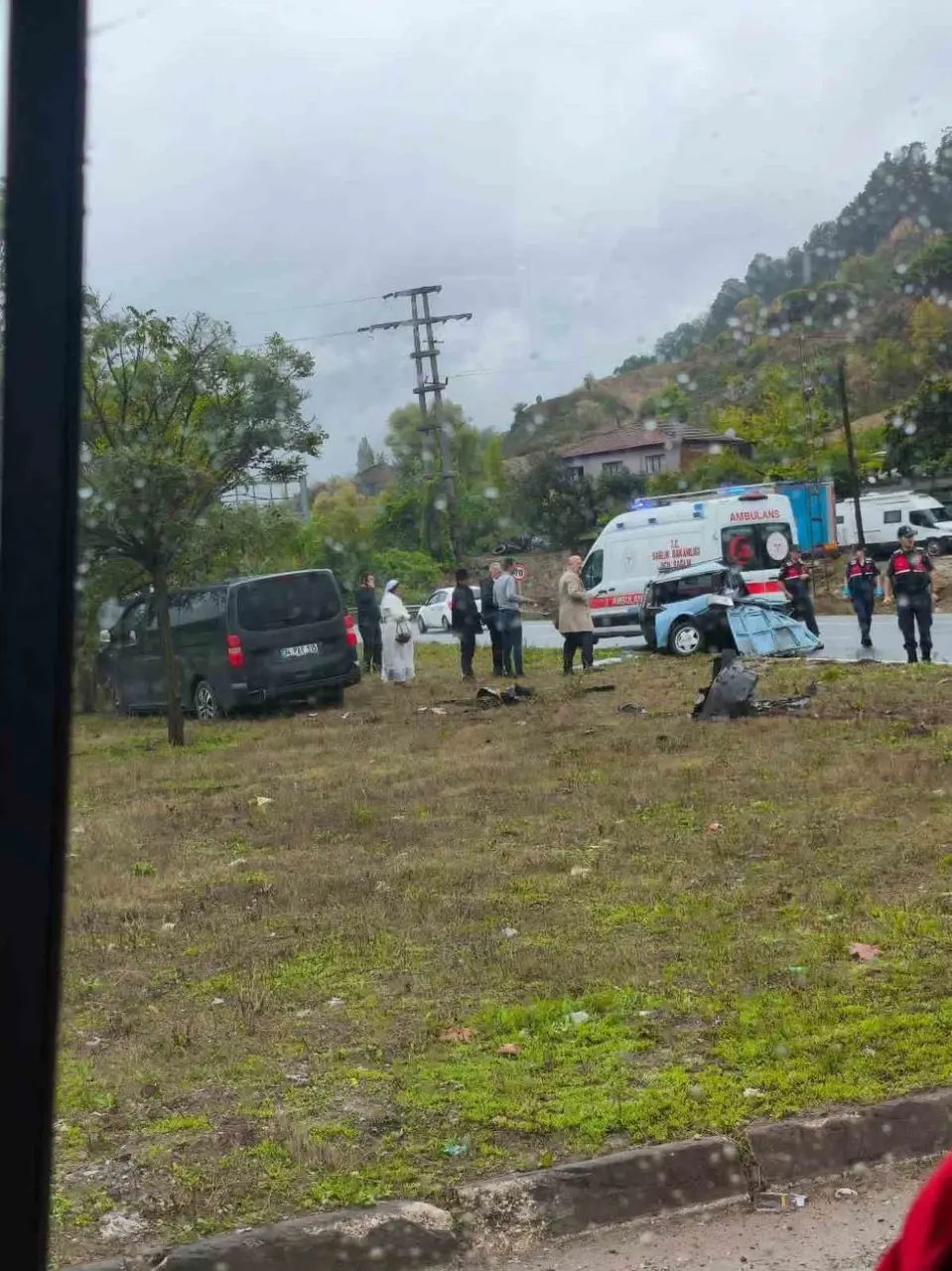 Yalova’da otomobilin ikiye bölündüğü kaza kamerada