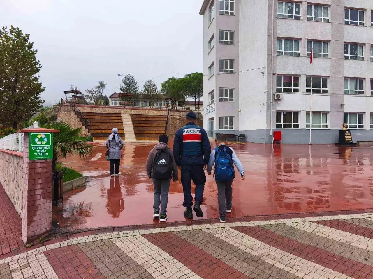 Jandarma okul çevrelerinde göz açtırmıyor
