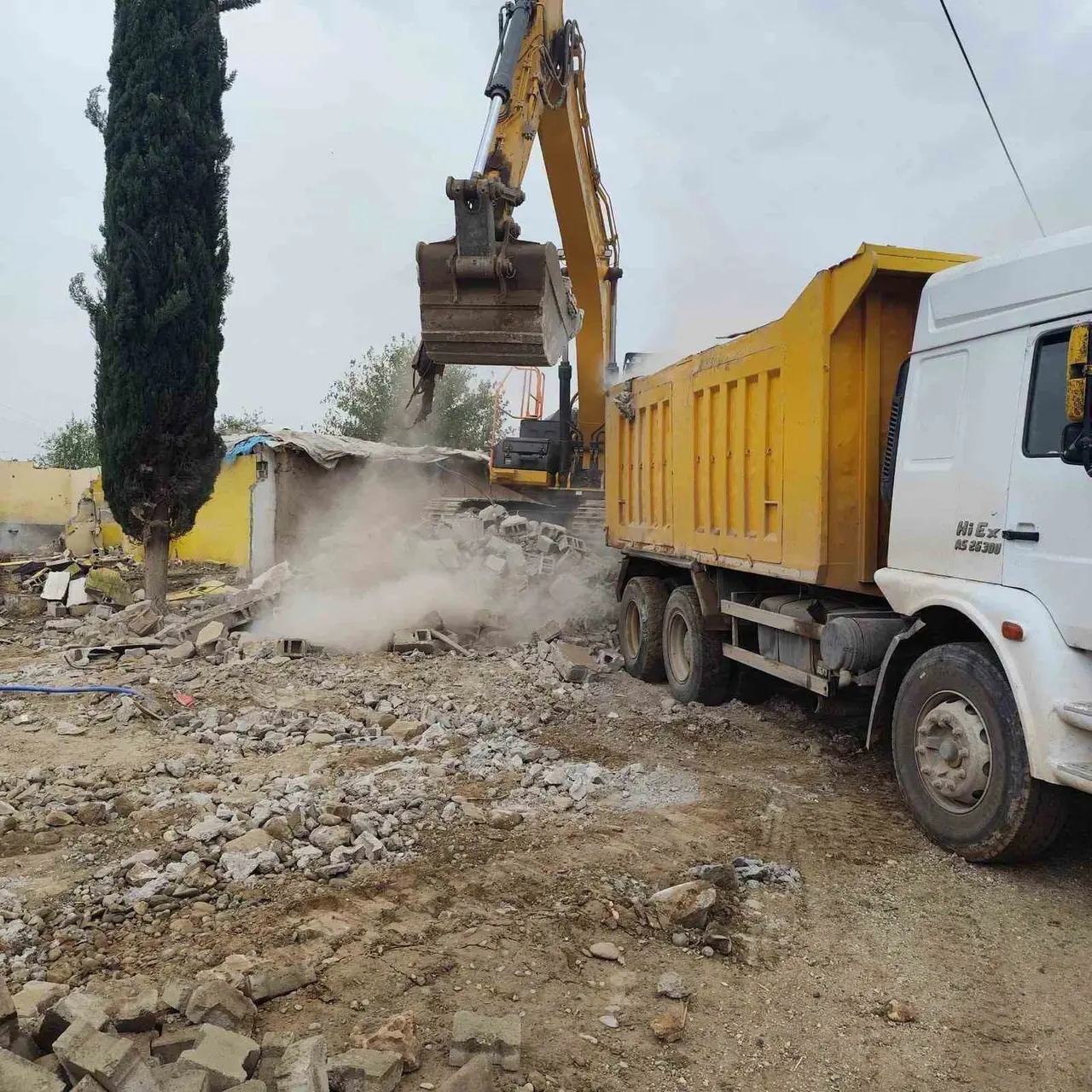 Silopi’de metruk binaların yıkımı sürüyor