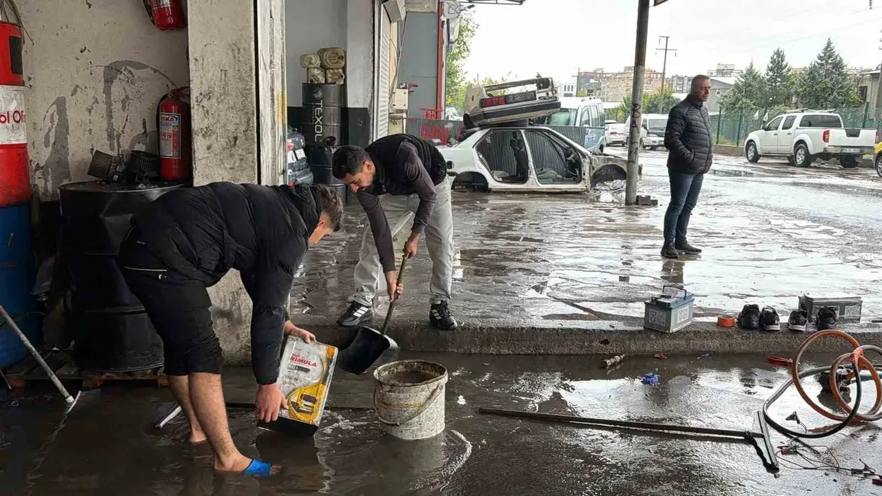 Diyarbakır’da iş yerleri sular altında kaldı