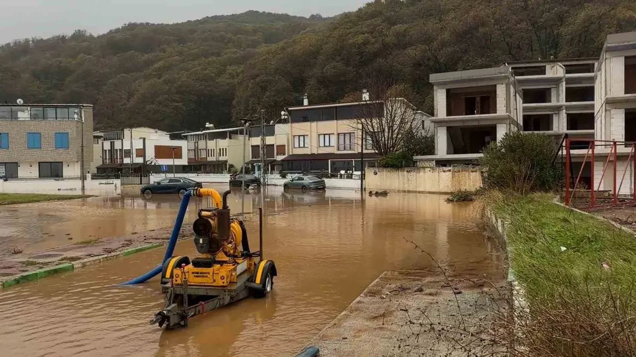 Karacabey’de yollar göle döndü, denize çıkamayanlar evlerinin önünden balık tuttu