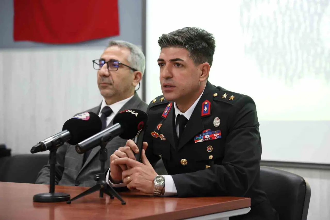 Kahramanlık buluşmasında sözün bittiği an: Gazi üsteğmenden şehit babasına büyük hürmet