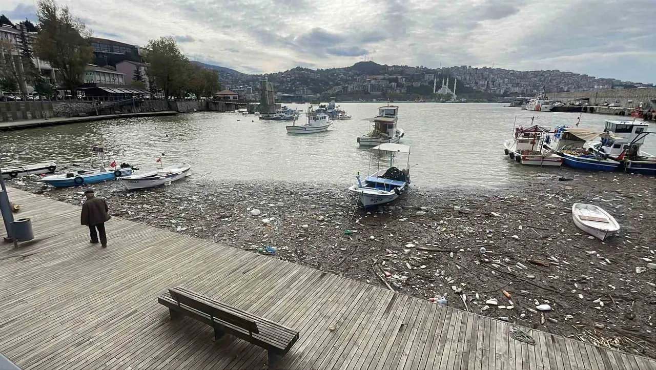 Zonguldak Limanı çöplüğe döndü: Derelerin taşıdığı atıklar deniz yüzeyini kapladı