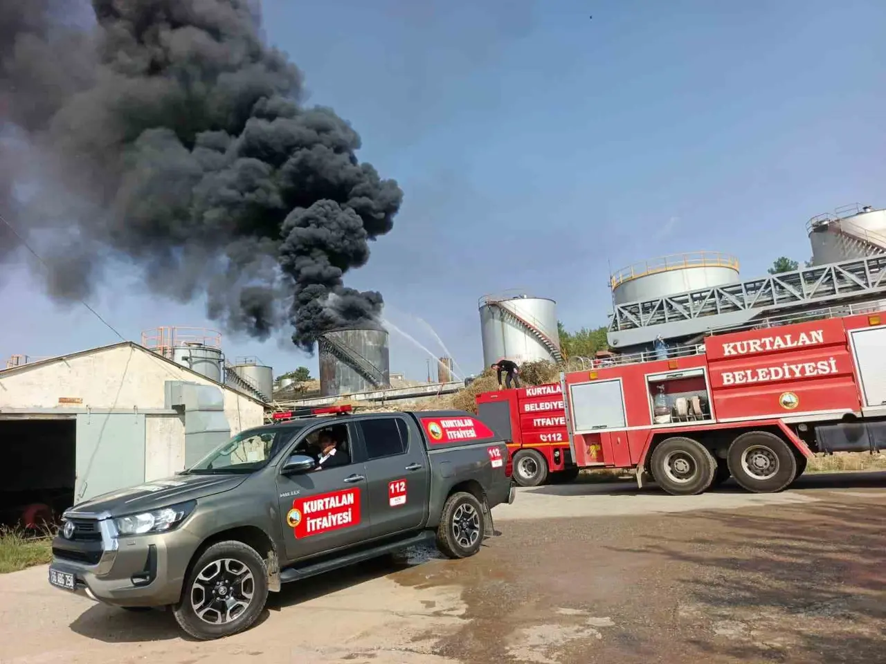 Siirt’te petrol sahasında yangın: Söndürme çalışmalarına TOMA da katıldı