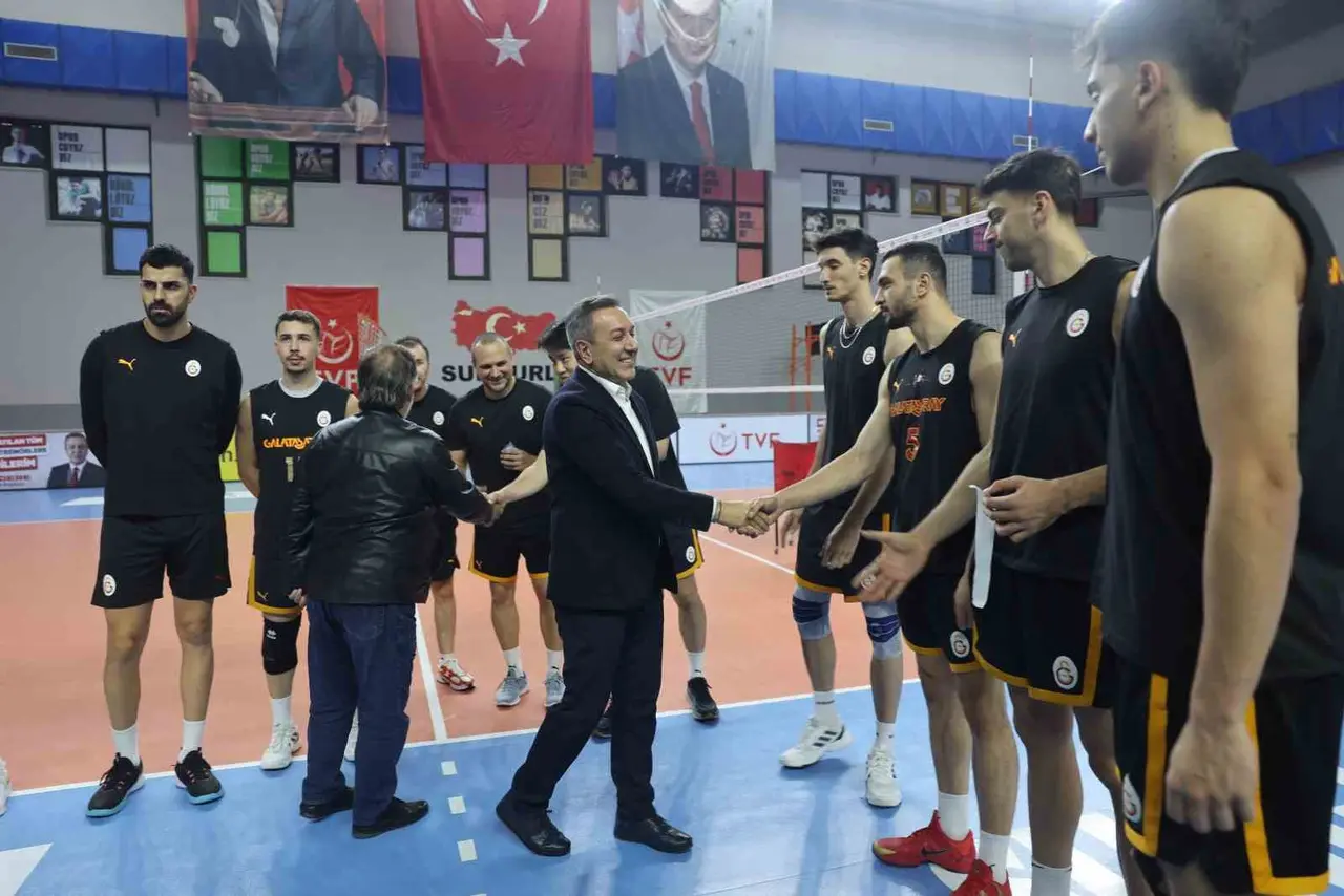 Başkan Dere’den maç öncesi Sungurlu Belediyespor ile Galatasaray Madeş Mobilya takımlarına ziyaret
