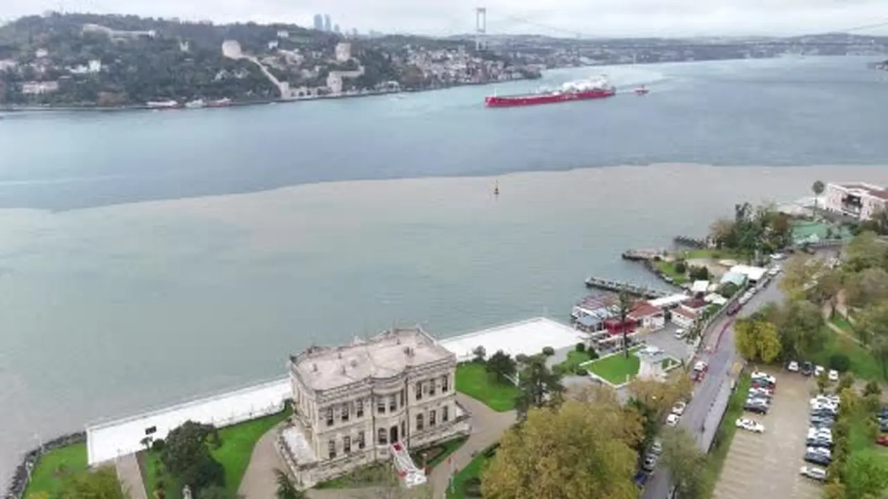 Çamurla kaplanan İstanbul Boğazı böyle görüntülendi