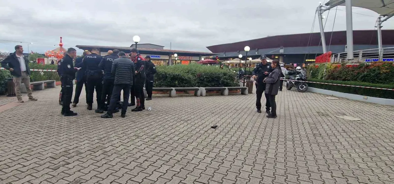 AVM’de silahı ateş alınca kendini vurdu