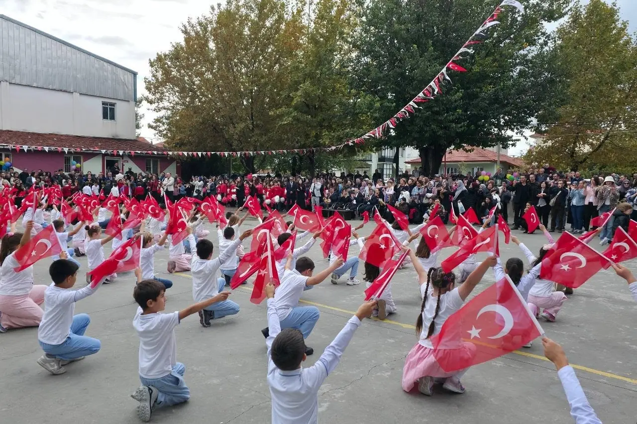 Çivril’de 29 Ekim coşkusu törenlerle başladı