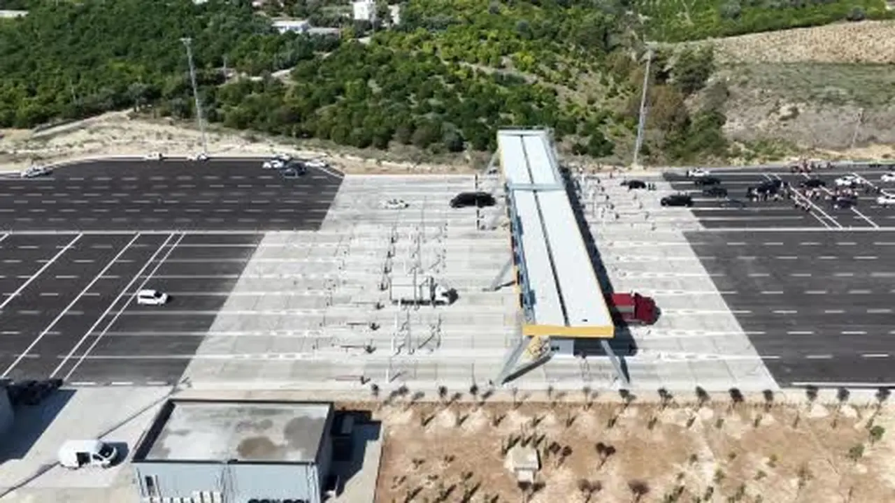 Ulaşıma açılan ’Çeşmeli-Kızkalesi Otoyolu’ndan ilk günde 17 binden fazla araç geçti