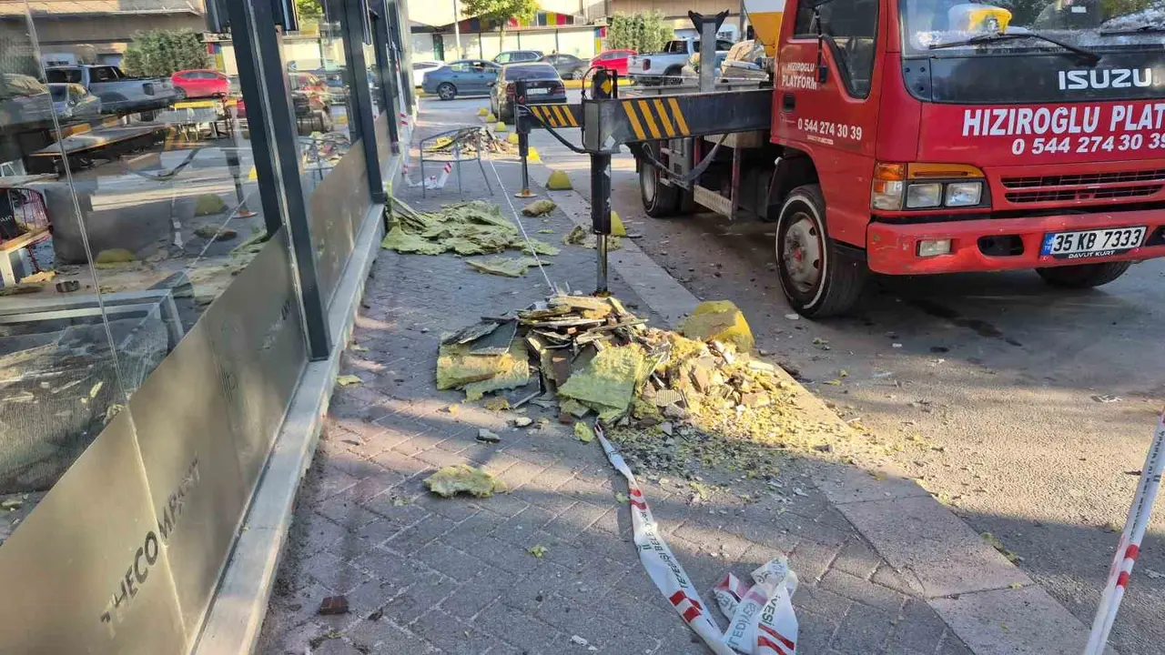 6 katlı binadan düşen yalıtım malzemeleri iş yerinin tentesine zarar verdi