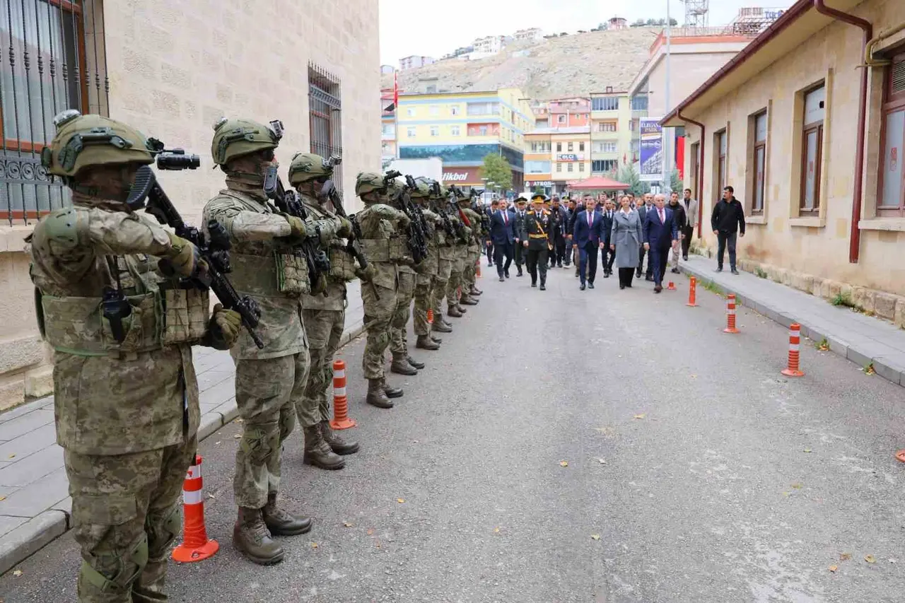 Bayburt’ta Cumhuriyet Bayramı kutlamaları çelenk sunumuyla başladı