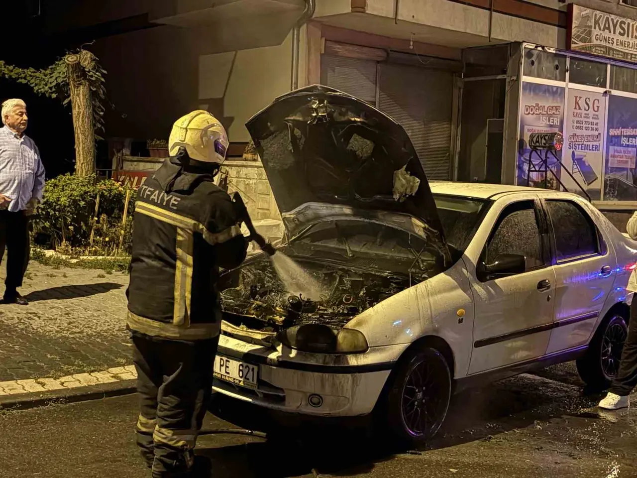 Çalıştırıldığı sırada alev alan otomobil, itfaiye ekipleri tarafından söndürüldü